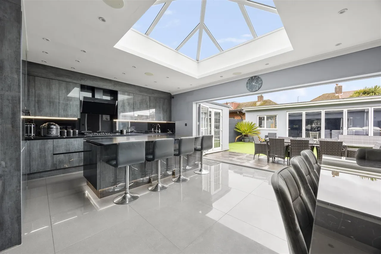 Fern Lane, Heston, photo 4