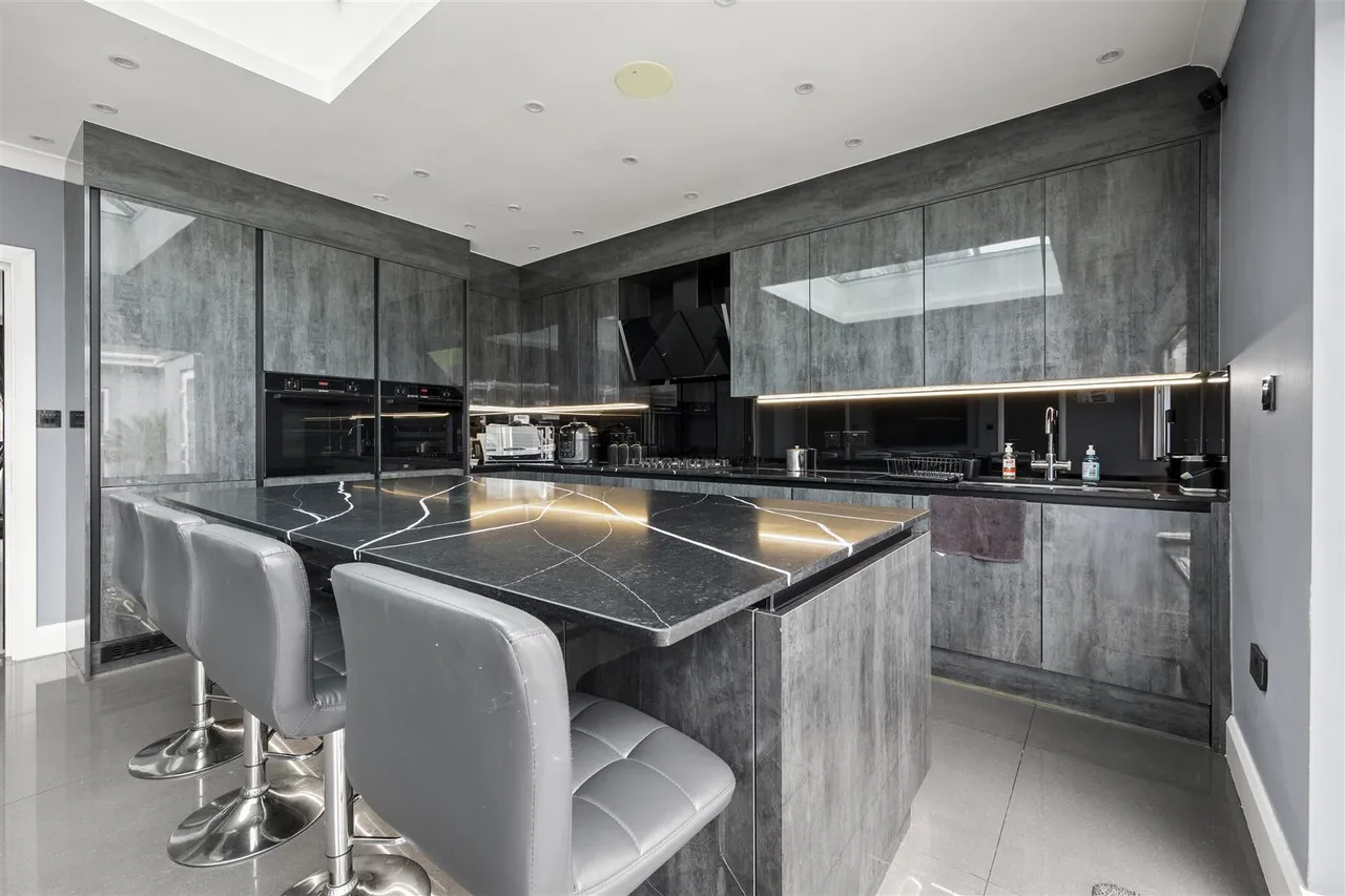 Fern Lane, Heston, photo 7