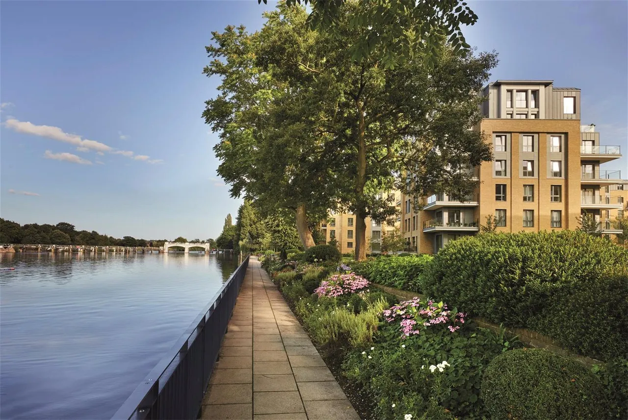 Pinewood Gardens, Teddington, TW11, photo 2