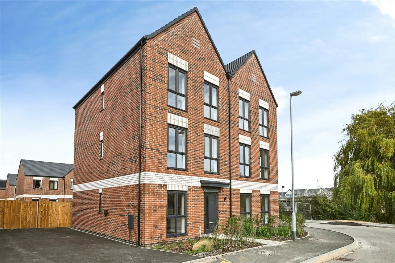 4 bed house for sale, Trentside, Beeston, NG90