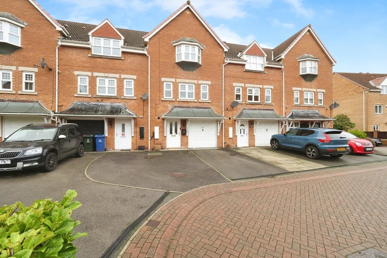 3 bed house for sale — Oak Court, Balby, Doncaster, South Yorkshire, DN4