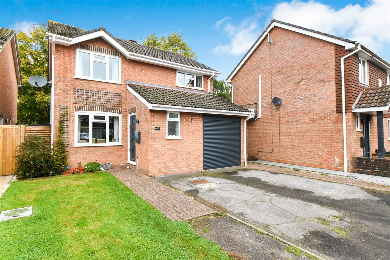 3 bed house for sale — Oaktree Drive, Hook, Hampshire, RG27 9RA