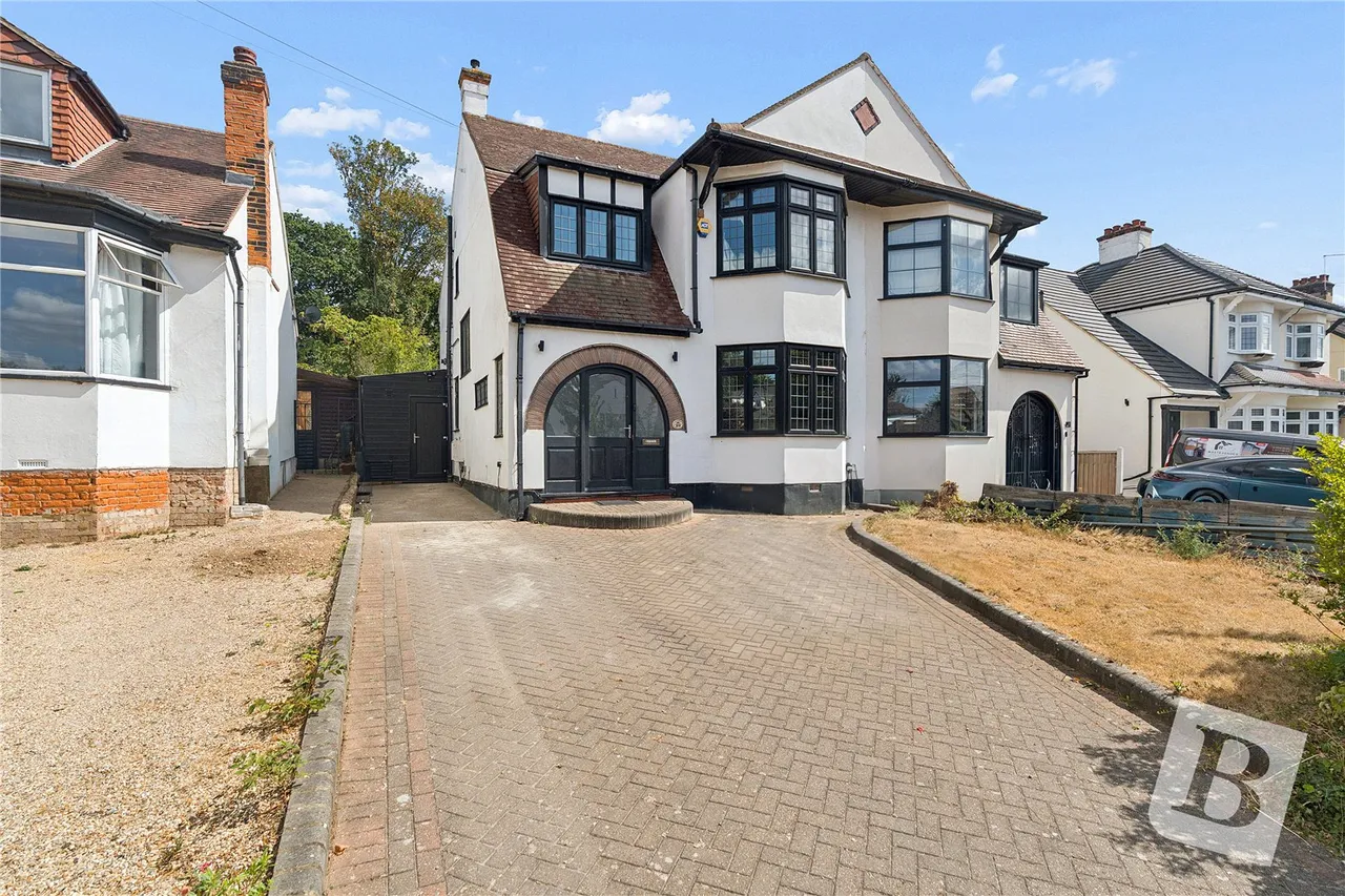 4 bed house for sale — Mill Park Avenue, Hornchurch, RM12