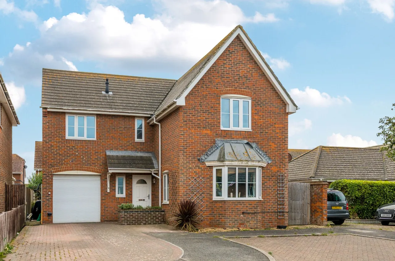 4 bed property for sale, Mere Close, Bracklesham Bay, PO20