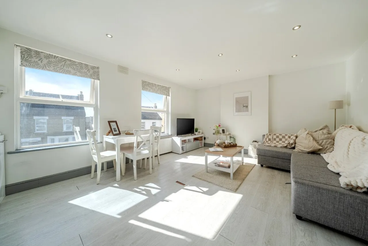 2 bed flat for sale — Angles Road, Streatham, London, SW16