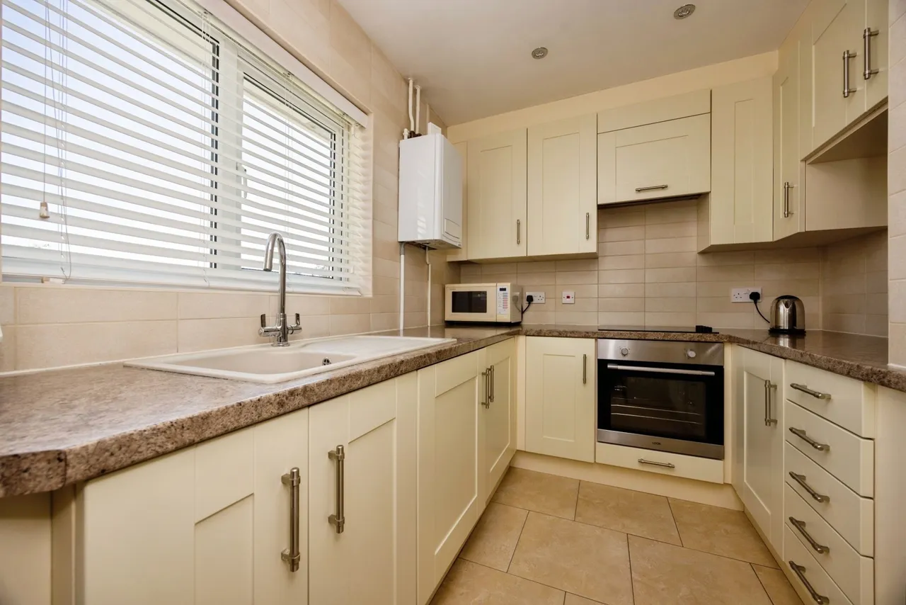 Powell Close, Guildford, GU2, photo 2