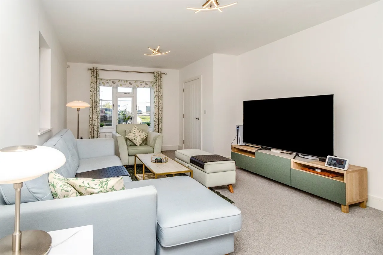 Silverstone Drive, Oxley, Wolverhampton, photo 3