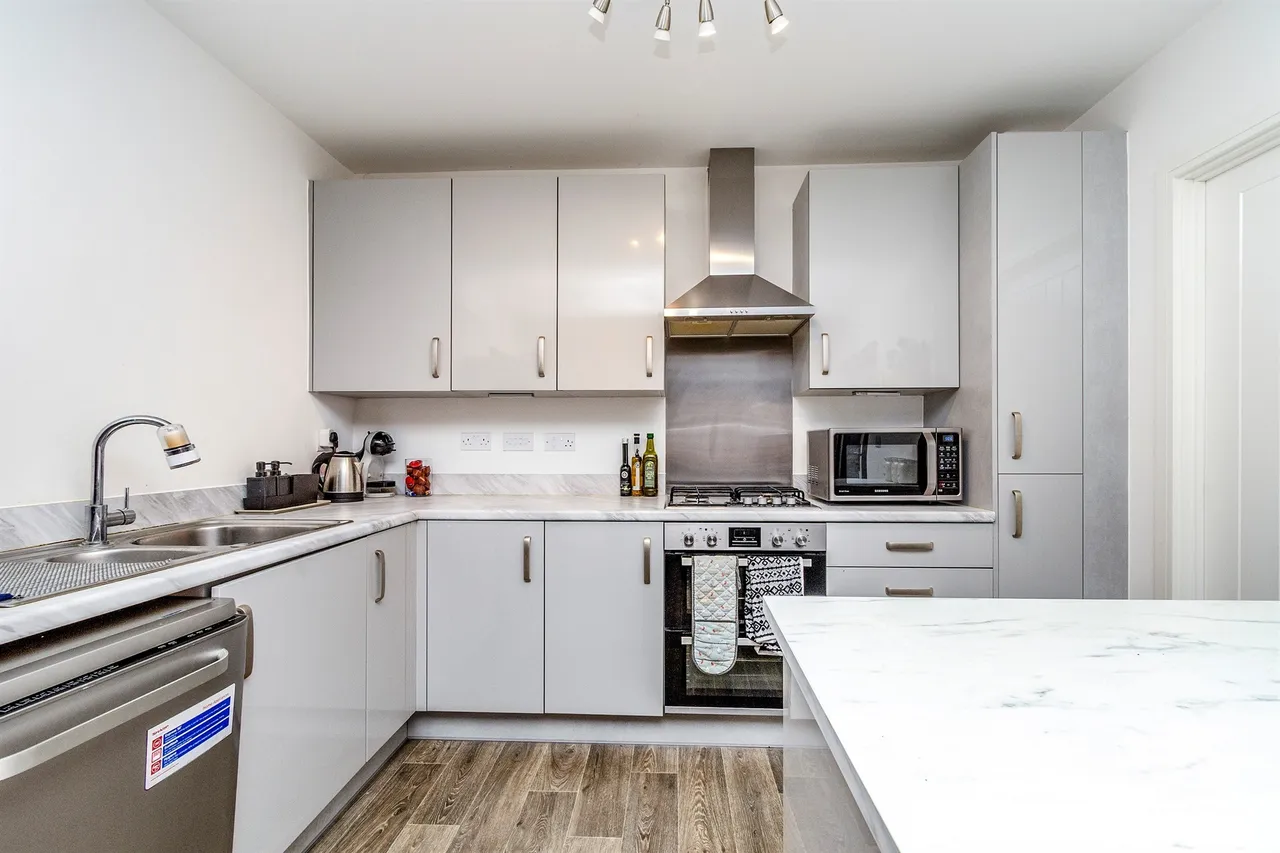Silverstone Drive, Oxley, Wolverhampton, photo 4