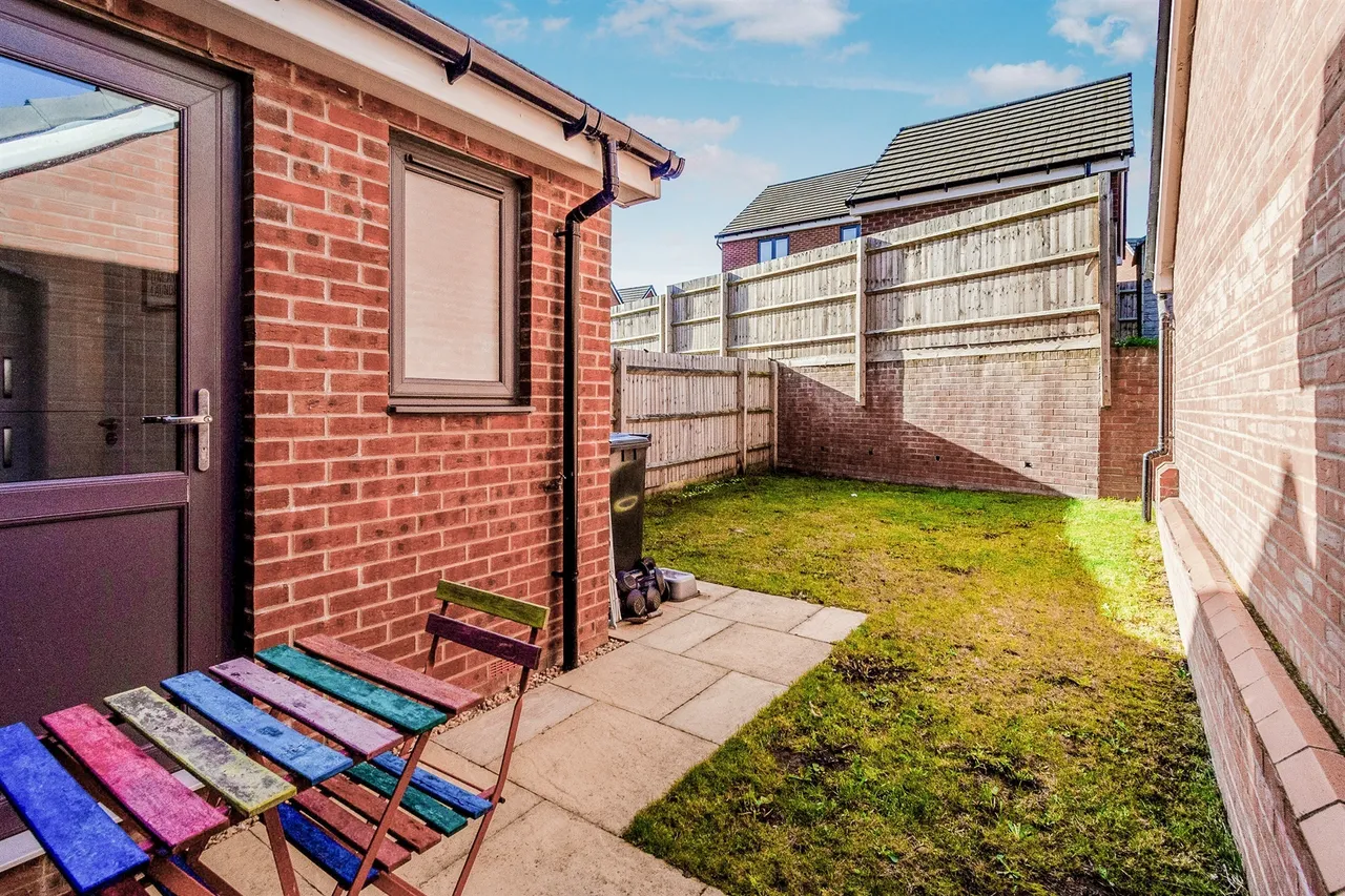 Silverstone Drive, Oxley, Wolverhampton, photo 12