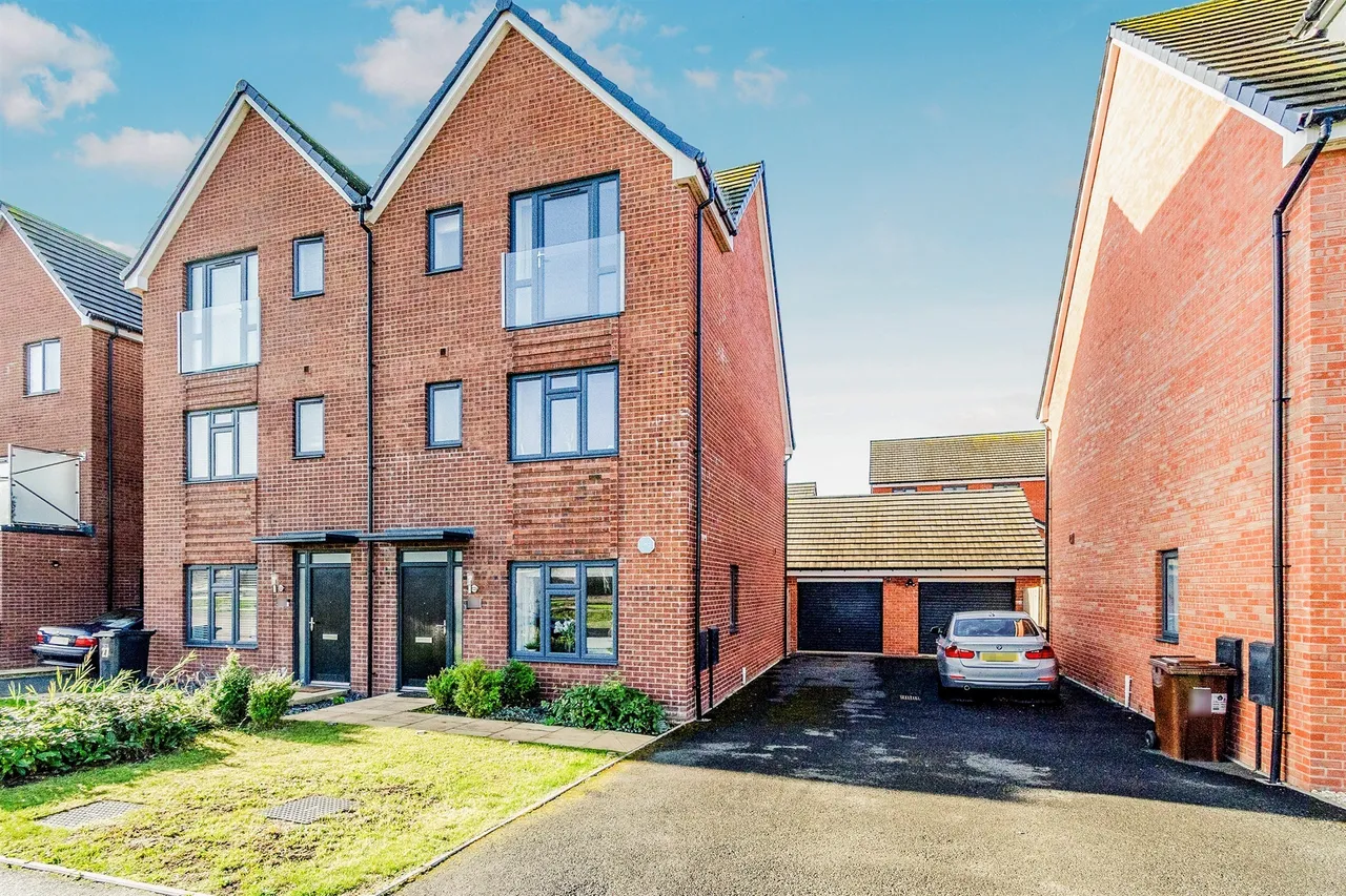4 bed house for sale — Silverstone Drive, Oxley, Wolverhampton