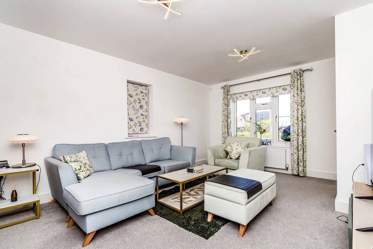 Silverstone Drive, Oxley, Wolverhampton, photo 5