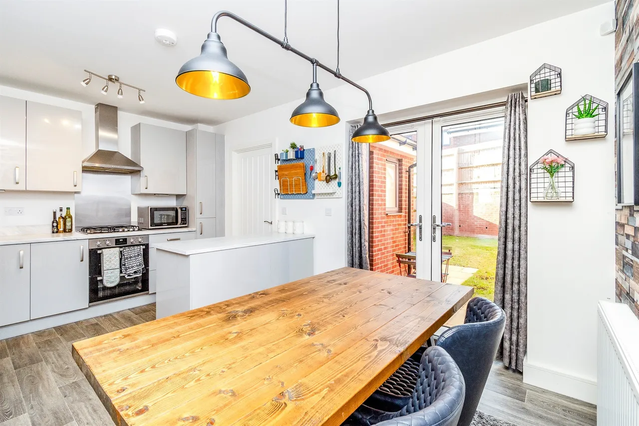 Silverstone Drive, Oxley, Wolverhampton, photo 6