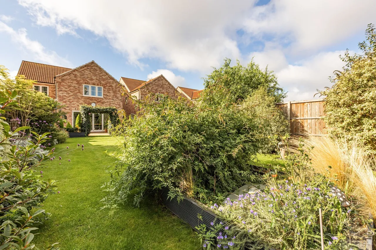Detached Property in Walpole Cross Keys, photo 20