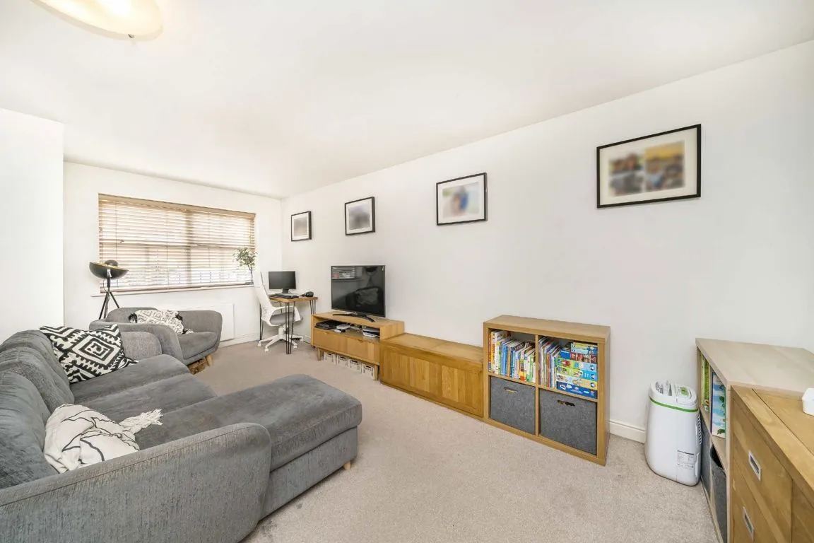 Lisle Close, SW17, photo 2