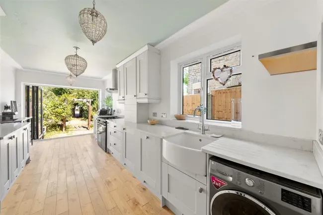 2 bed property for sale — Chiltern View Road, Uxbridge