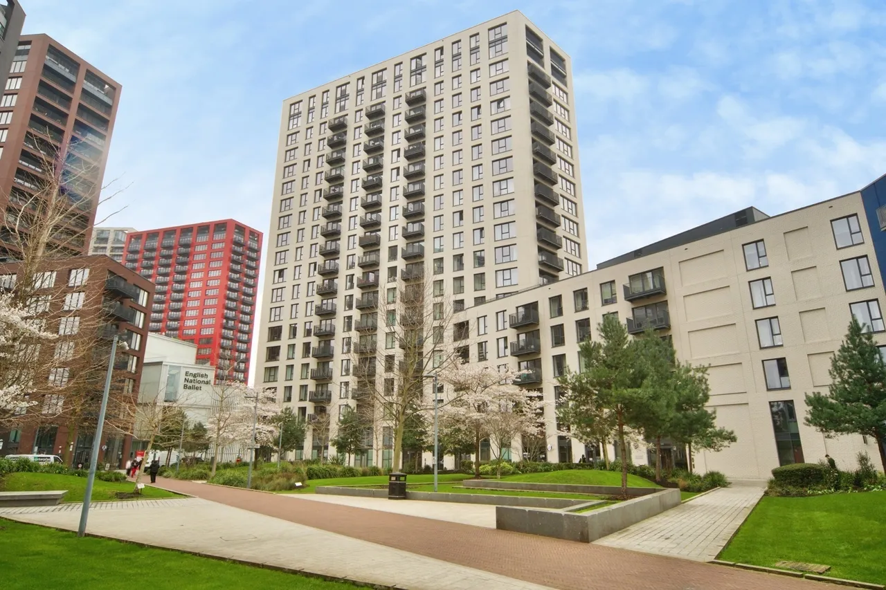 2 bed flat for sale — Botanic Square, LONDON, London, E14