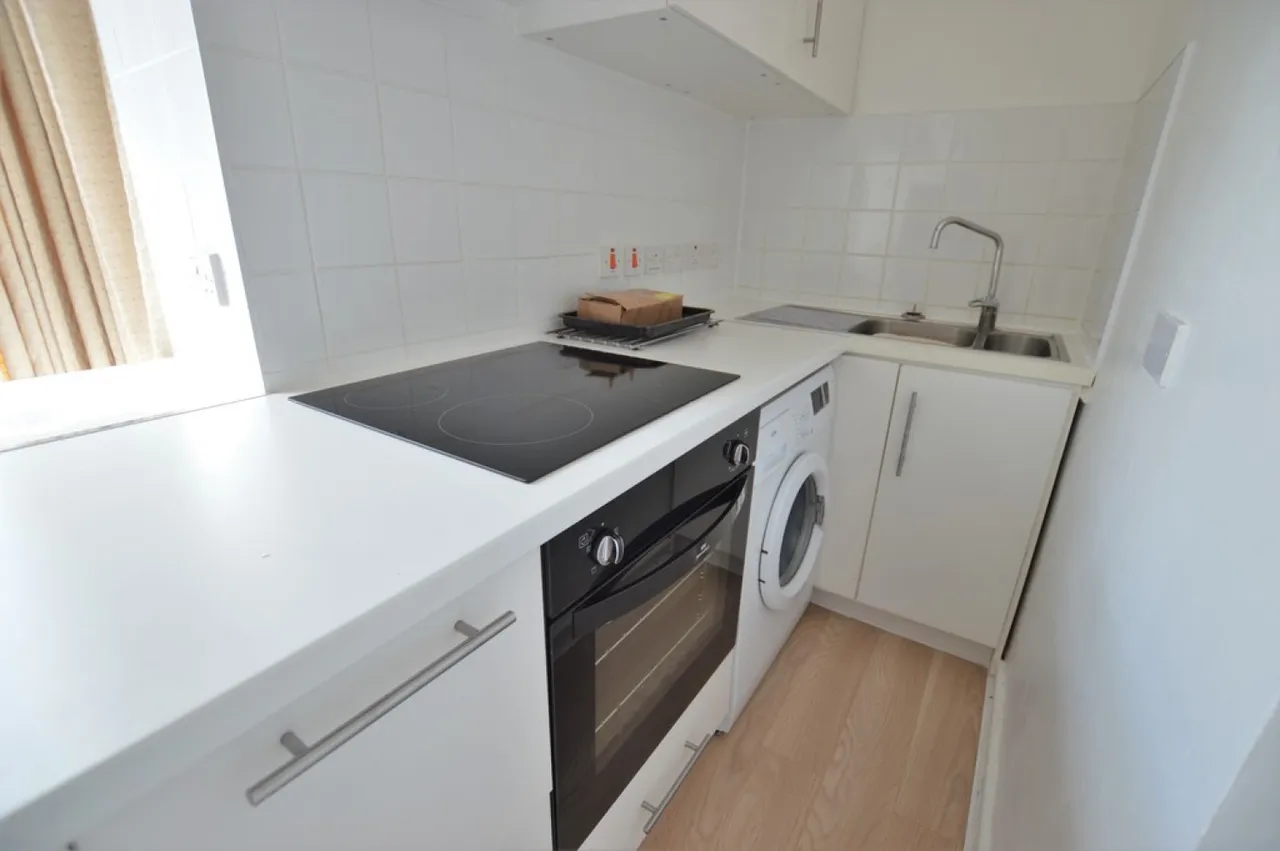 Hencroft Street South, Slough, SL1, photo 5