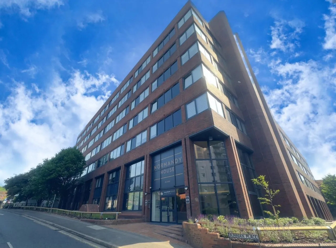 2 bed flat to rent — Normandy House, Alencon Link