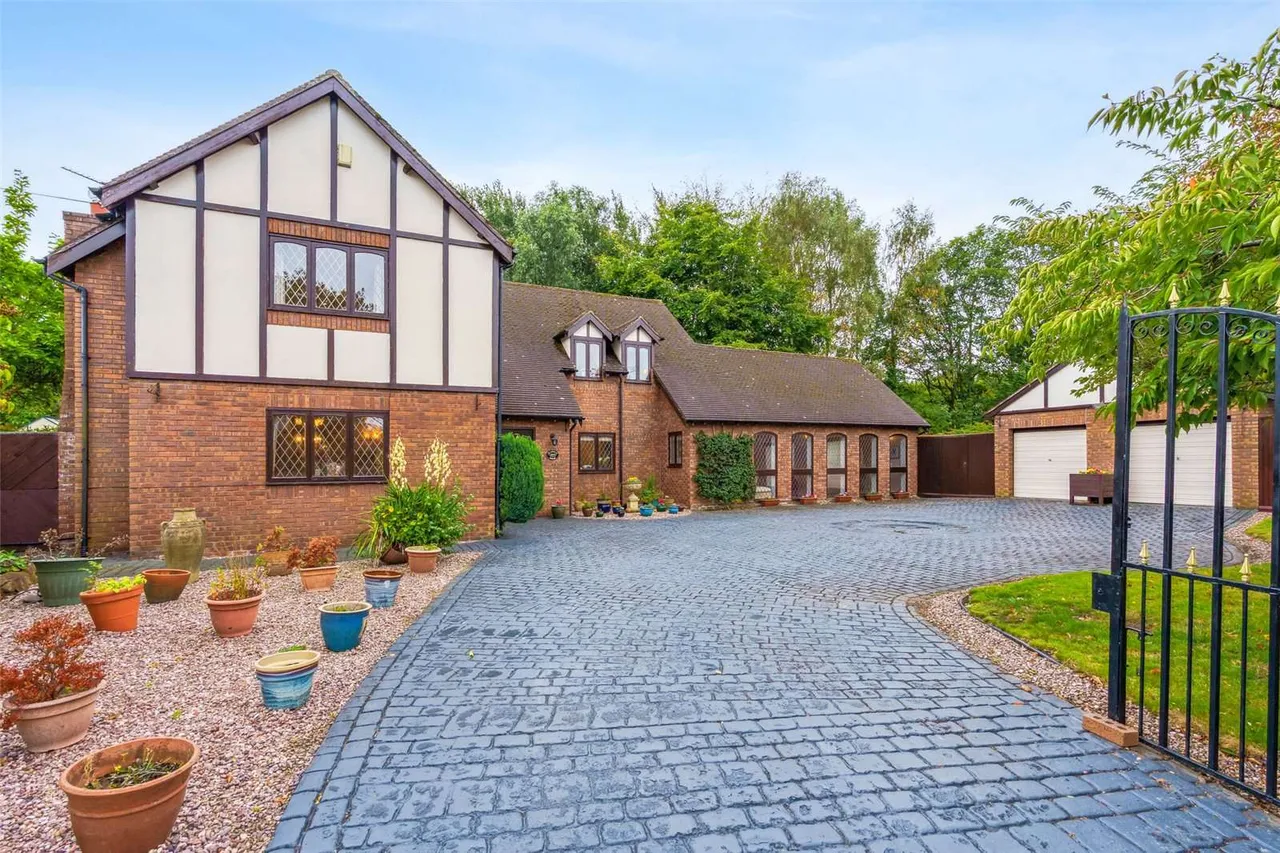 4 bed house for sale, Chester Road, Sutton Weaver, WA7