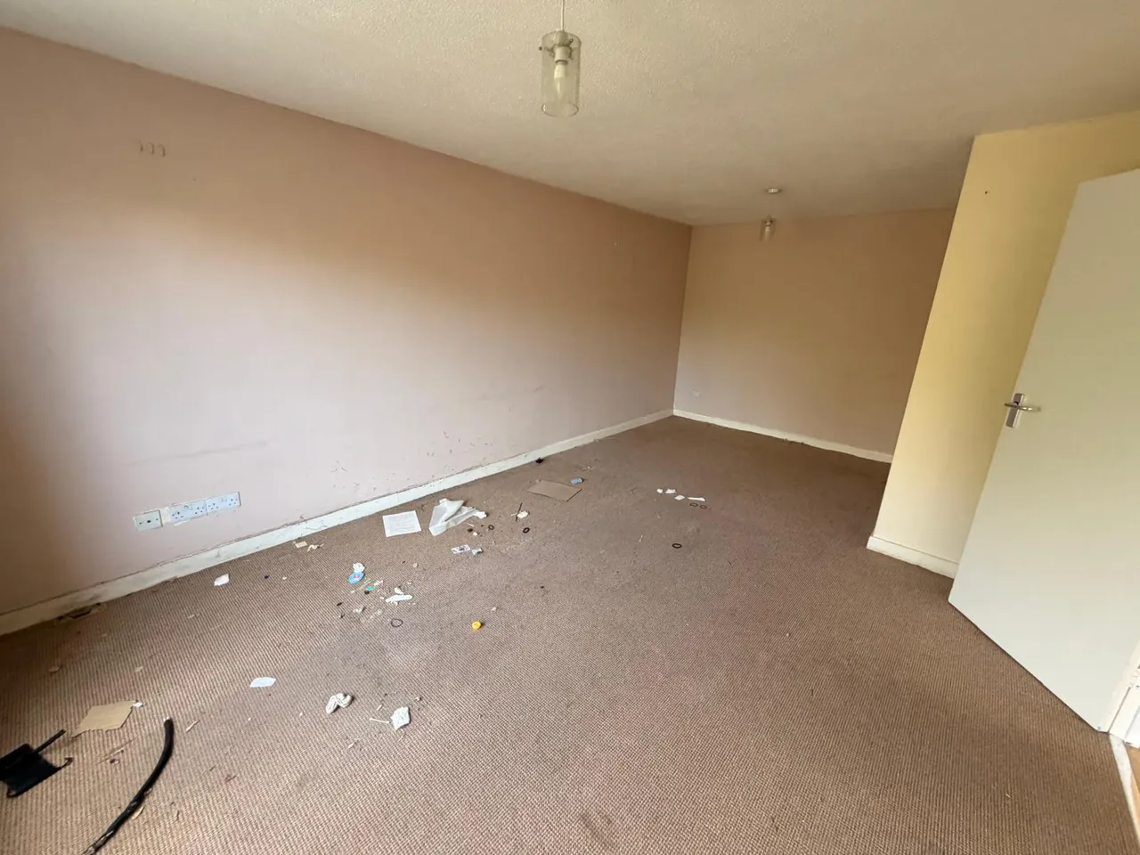 3-bedroom semi detached house arranged over two floors with a rear garden and driveway for two vehicles., photo 8
