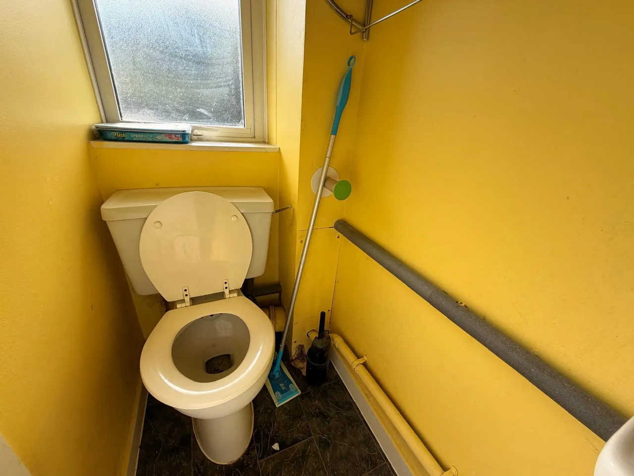 3-bedroom semi detached house arranged over two floors with a rear garden and driveway for two vehicles., photo 3