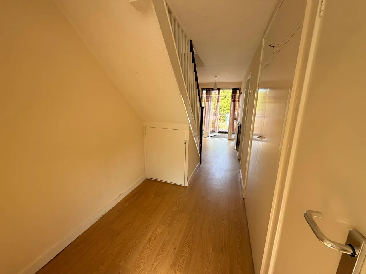 3-bedroom semi detached house arranged over two floors with a rear garden and driveway for two vehicles., photo 4