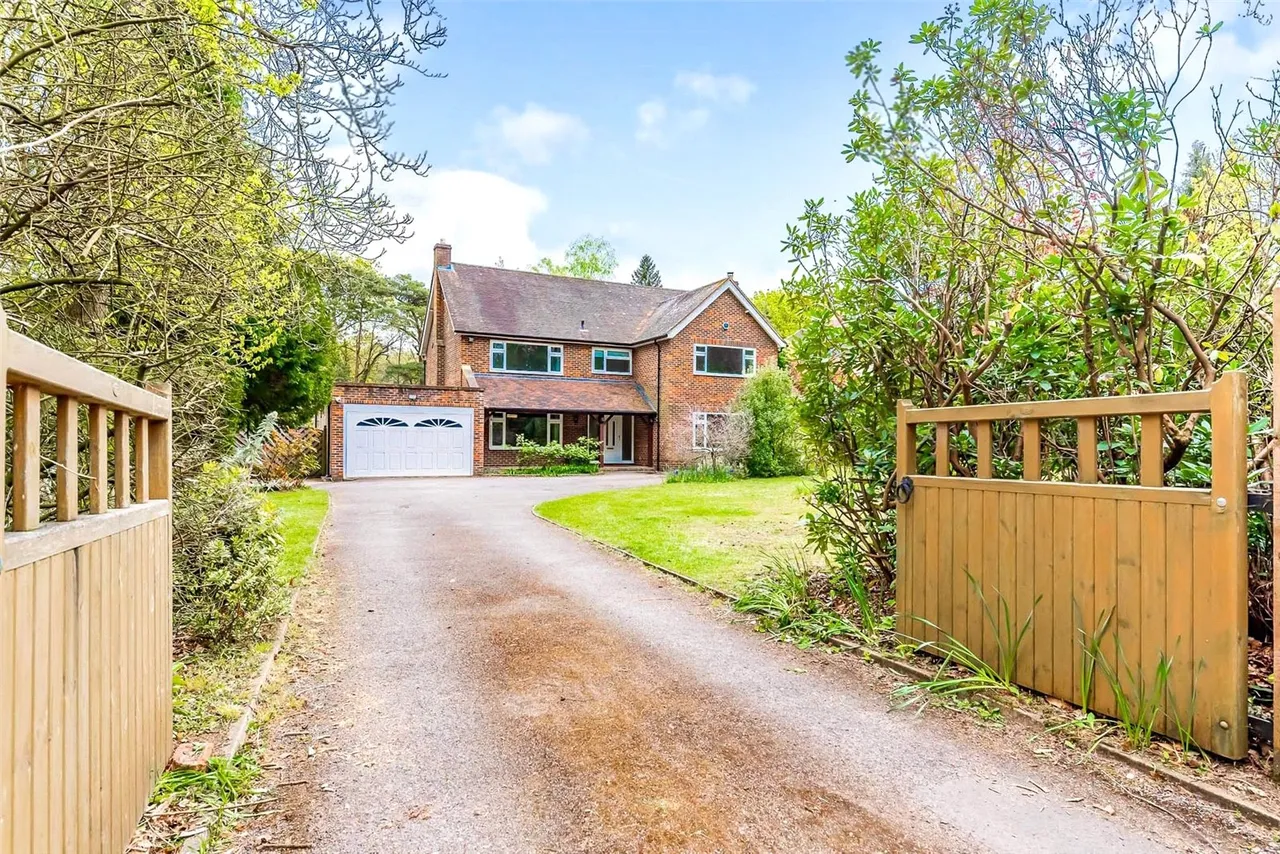 5 bed house for sale — Avenue Road, Fleet, Hampshire, GU51 4NG