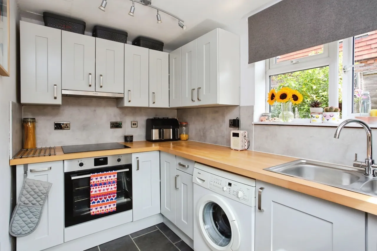 Western Avenue, Hawkhurst, TN18, photo 3