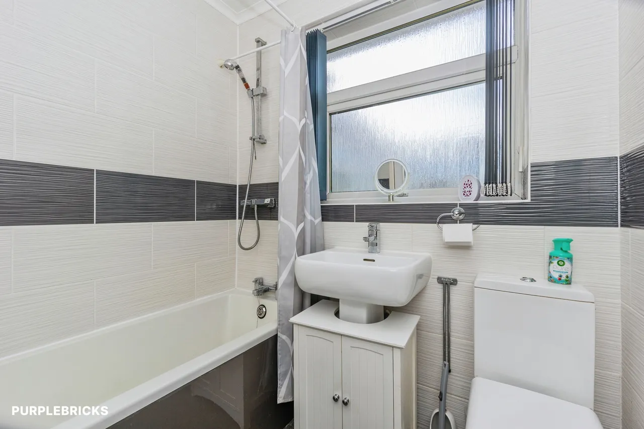 Birkdale Avenue, Oldham, OL2, photo 3
