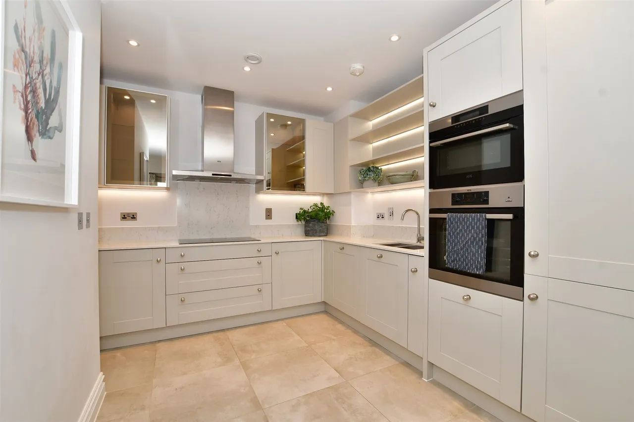 Consort Drive, Leatherhead, KT22, photo 3
