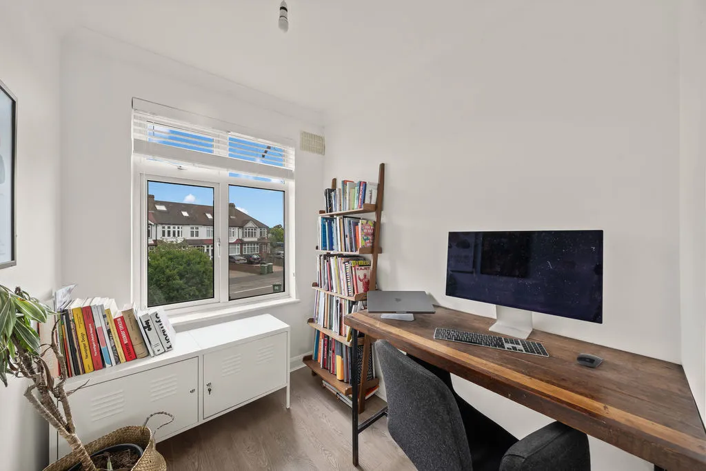 Fairford Gardens, Worcester Park KT4 7BJ, photo 19