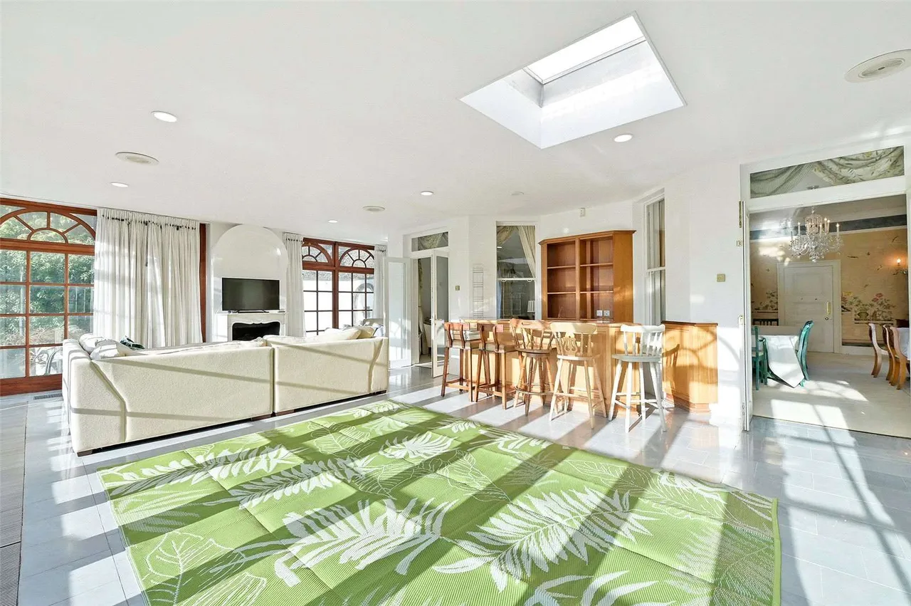 Wood Lane, Iver, Buckinghamshire, SL0 0LB, photo 2