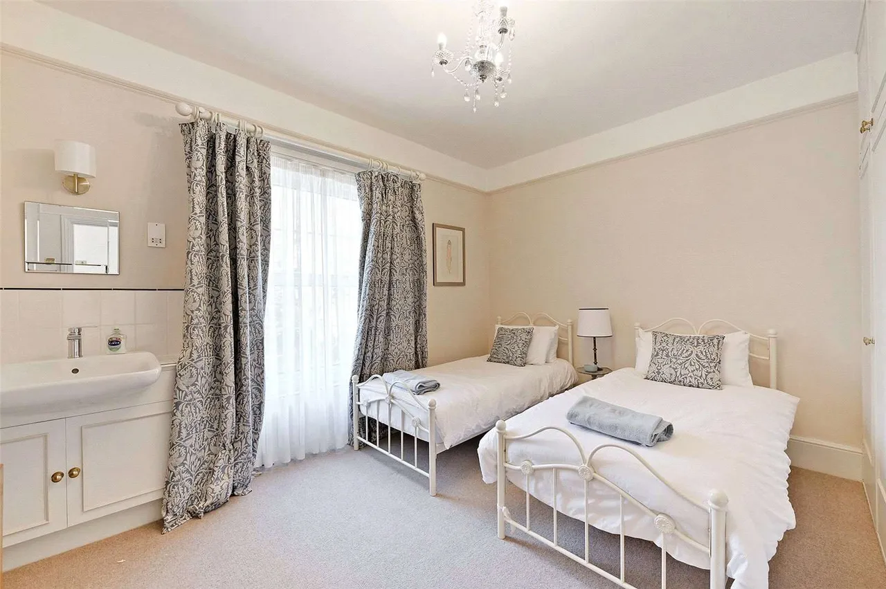 Wood Lane, Iver, Buckinghamshire, SL0 0LB, photo 11