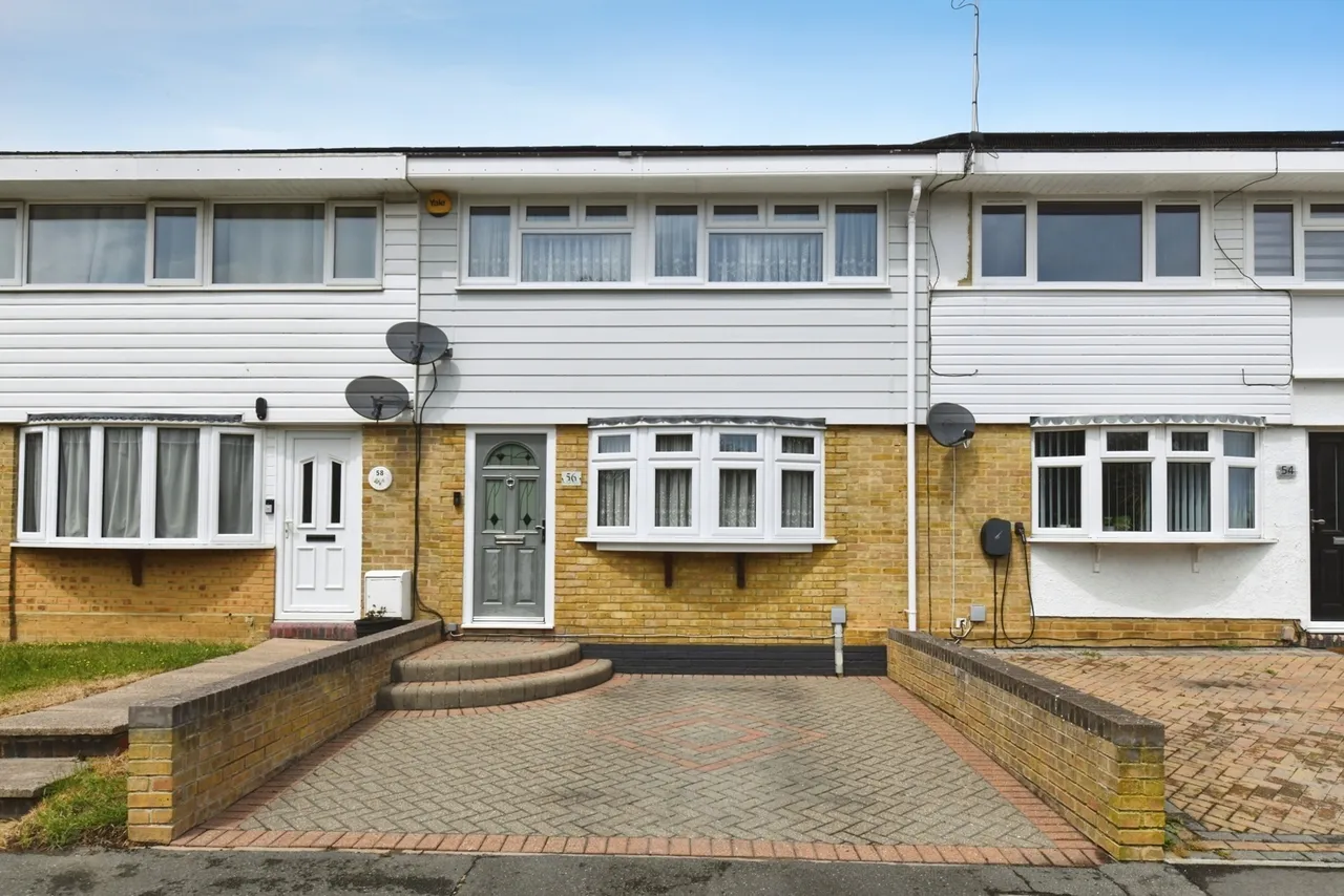 3 bed house for sale — Markhams Chase, Basildon, Essex, SS15