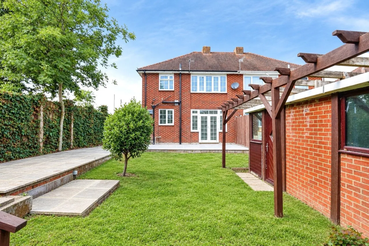 The Broadway, Northbourne, BH10, photo 2