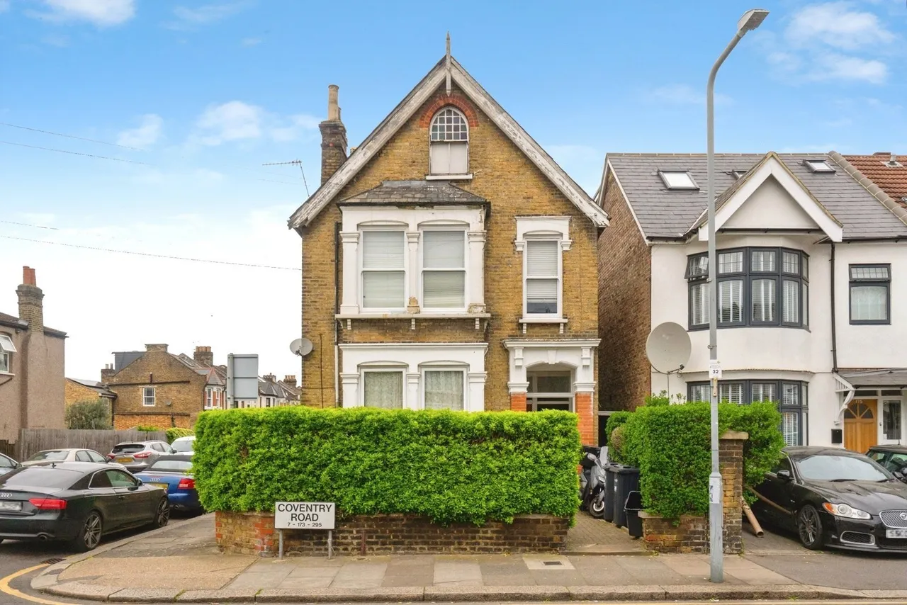 3 bed flat for sale — Coventry Road, Ilford, IG1