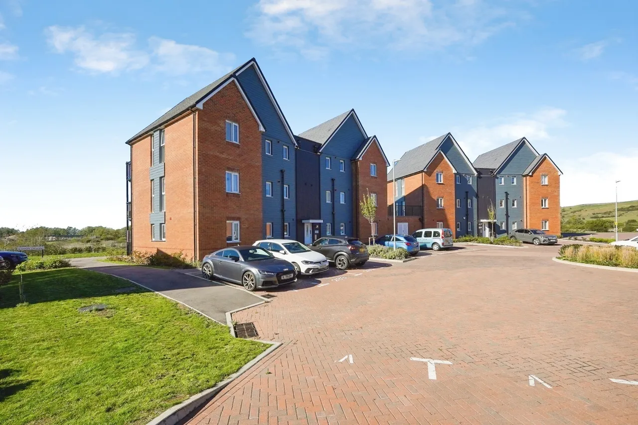 2 bed flat for sale, Dearman Crescent, Hythe, CT21