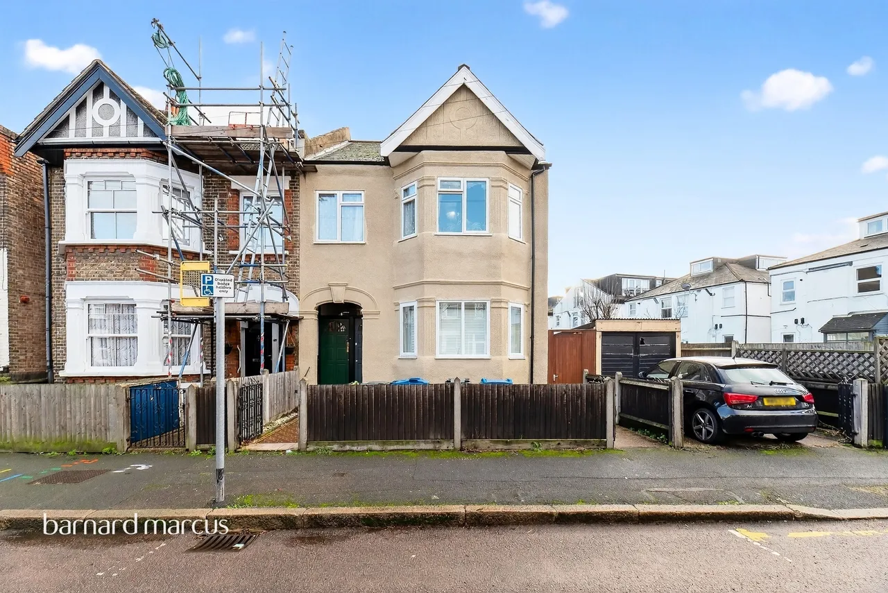 2 bed flat for sale — East Gardens, London