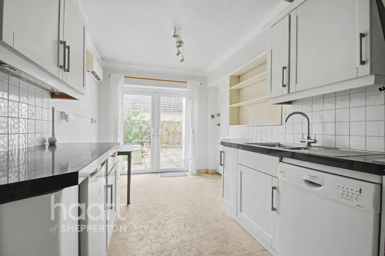 4 bed house for sale, Squires Bridge Road, Shepperton, TW17