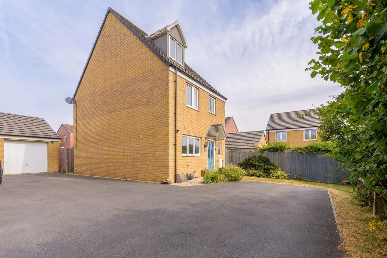 4 bed house for sale, Harrington Road, Kettering, NN14