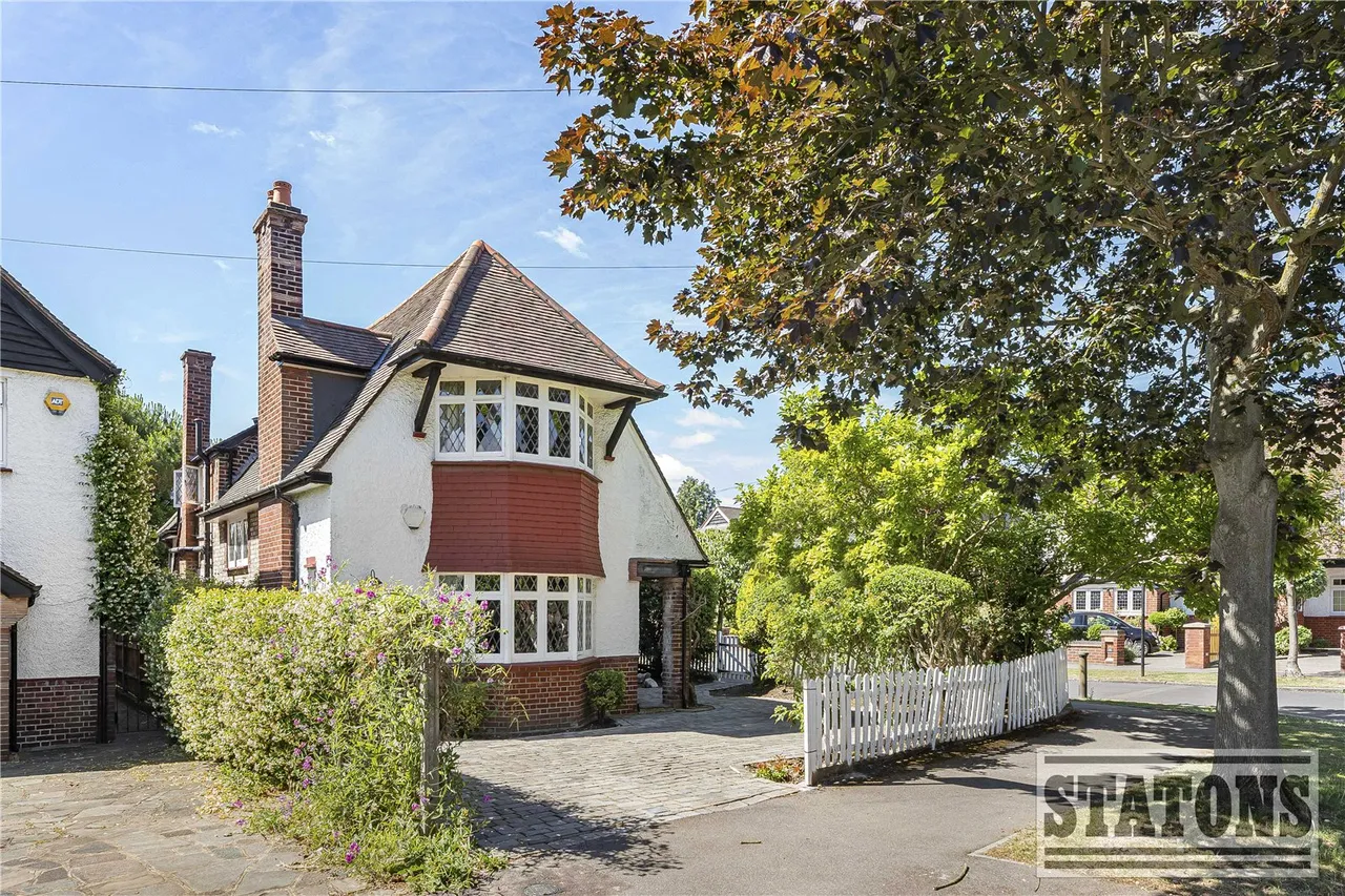 4 bed house for sale — The Close, London, N14 6DP