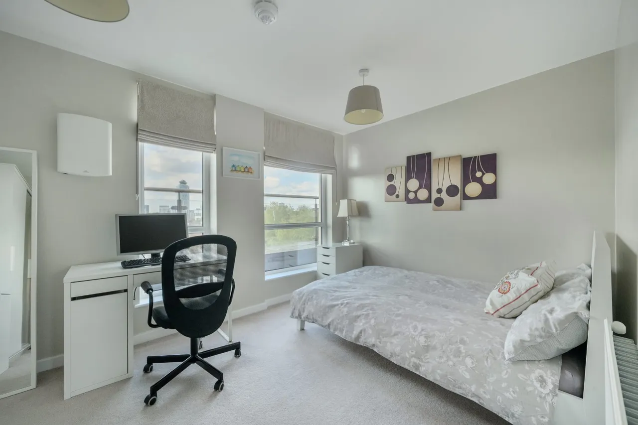 High Street, Brentford, TW8, photo 12