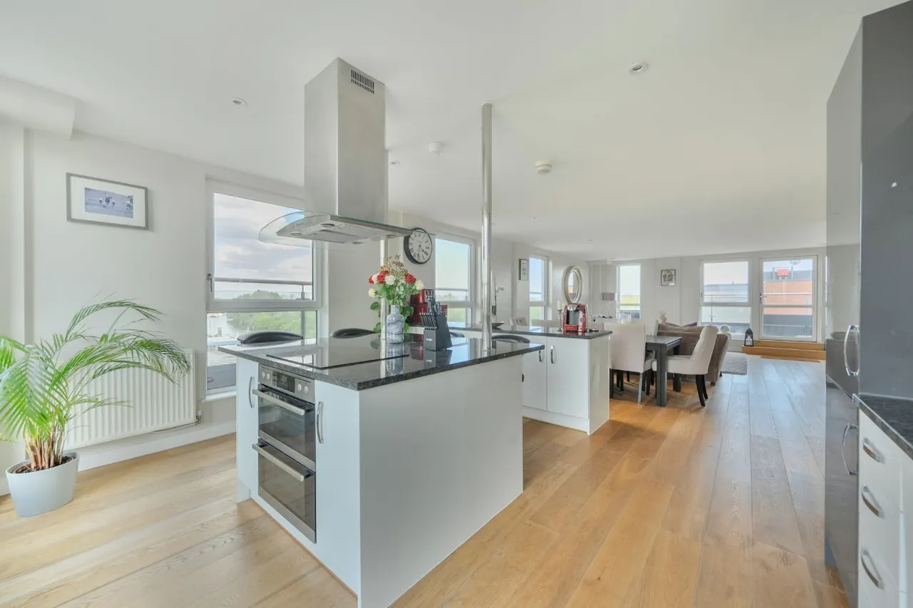 3 bed flat for sale, High Street, Brentford, TW8
