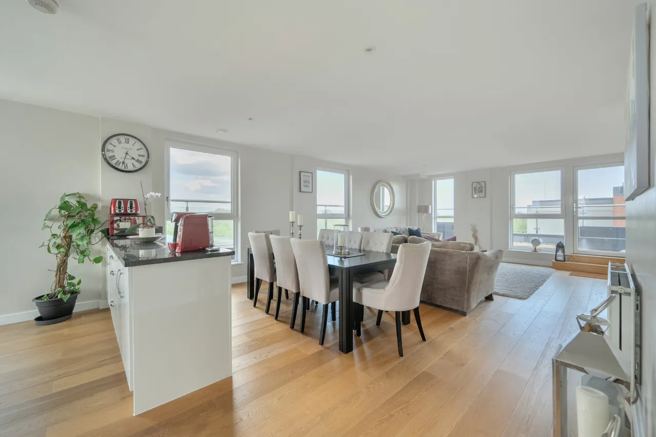High Street, Brentford, TW8, photo 2
