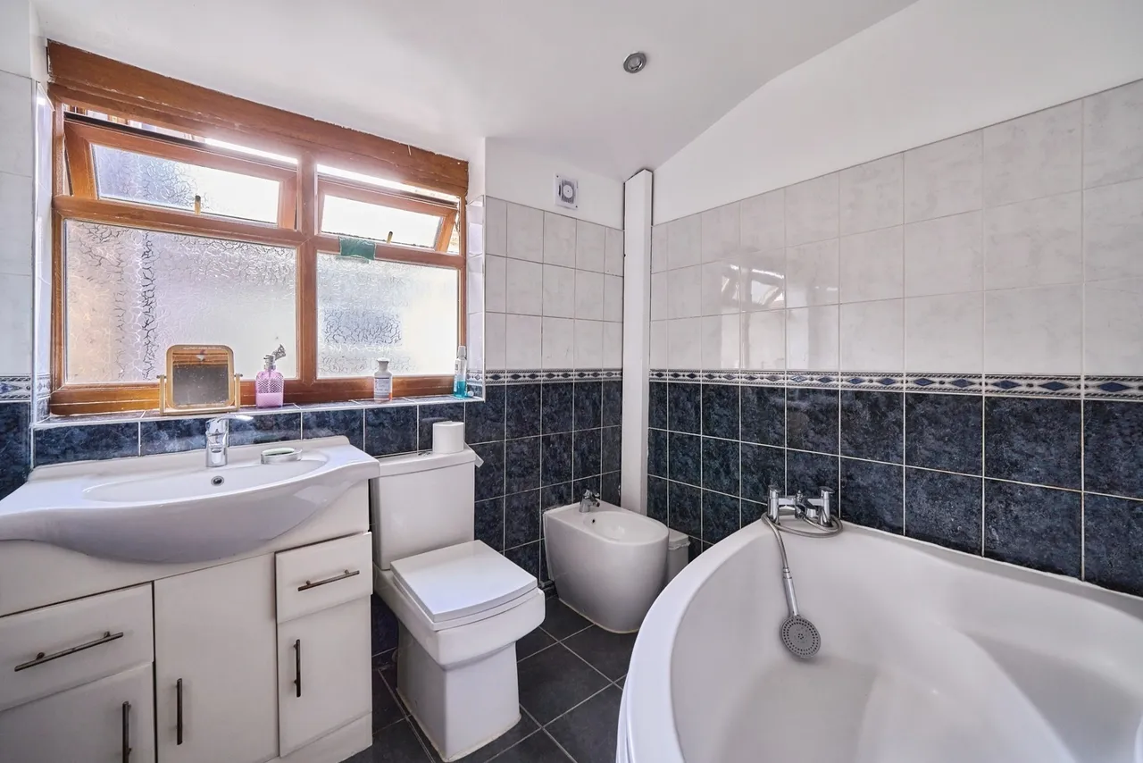 Michael Road, Leytonstone, London, E11, photo 13