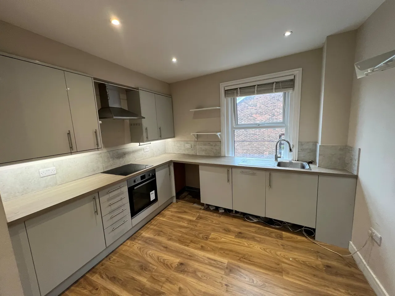 Southgate, RH11, photo 7