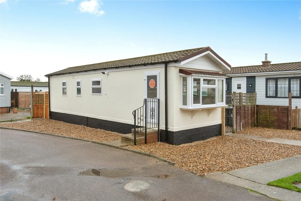 1 bed mobile home for sale — Three Star Park, Bedford Road, Lower Stondon, Henlow, SG16