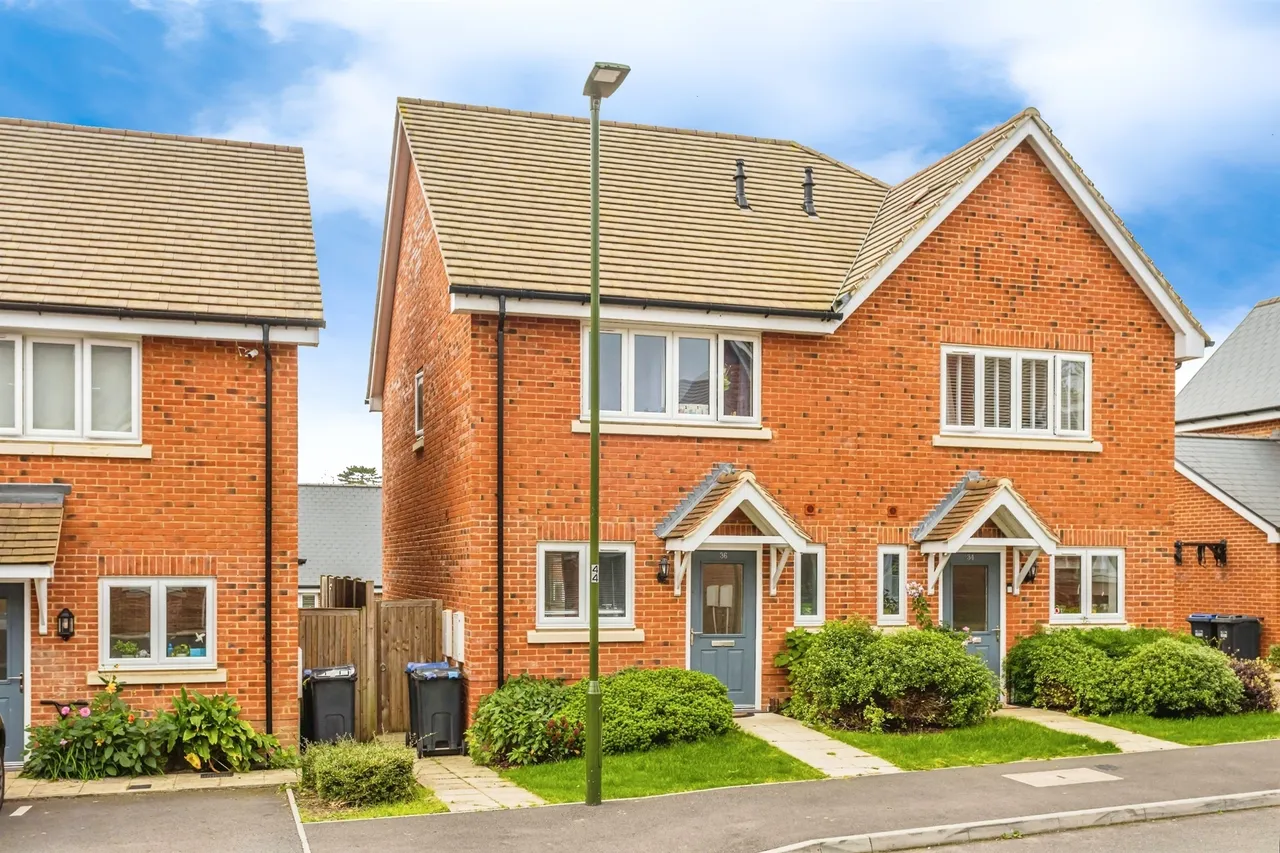 2 bed house for sale — Pullman Avenue, Haywards Heath