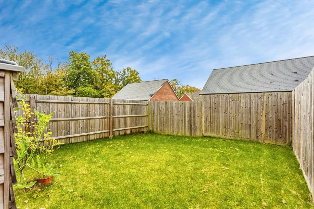 Pullman Avenue, Haywards Heath, photo 11