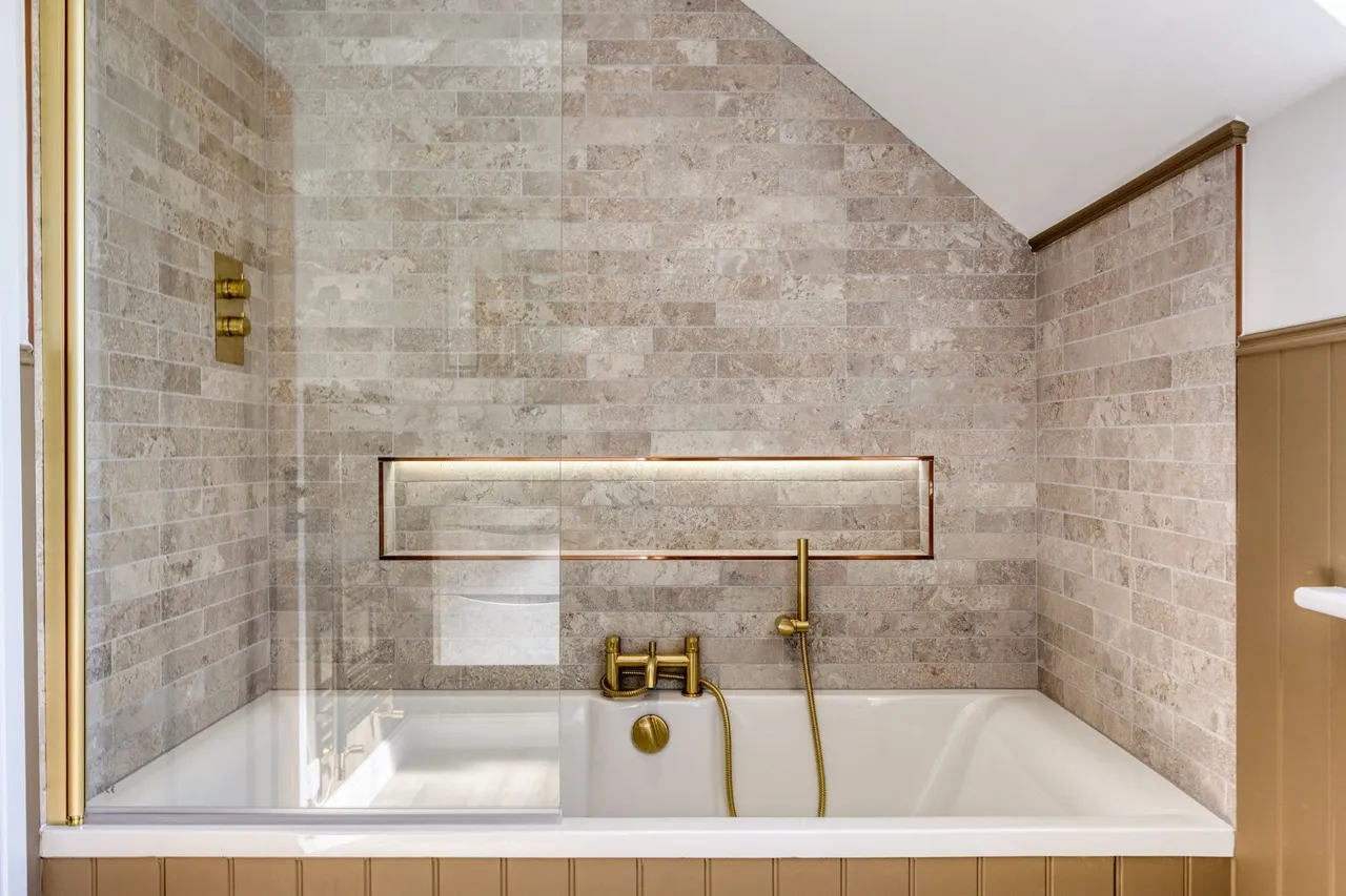 Beautifully Renovated Brick and Flint, photo 13